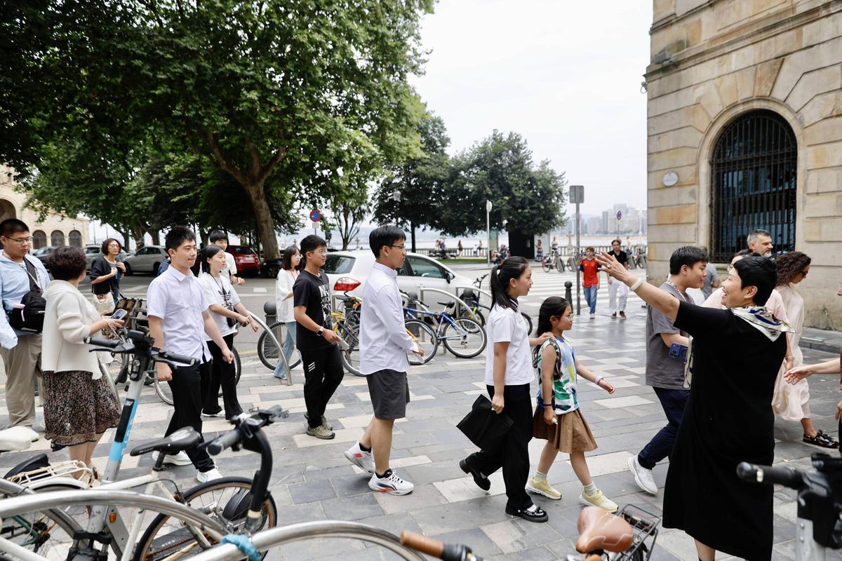 La delegación de alumnos de Yantai, llegando al Ayuntamiento.