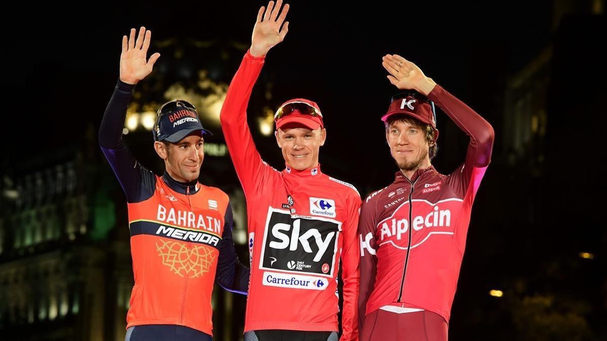 Nibali (izquierda), junto a Froome y el ruso Zakarin en el podio final de la Vuelta 2017, en Madrid.