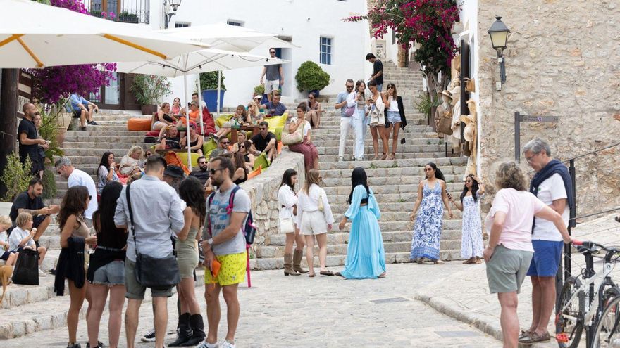 Imagen de archivo de grupos de turistas en Dalt Vila. | VICENT MARÍ