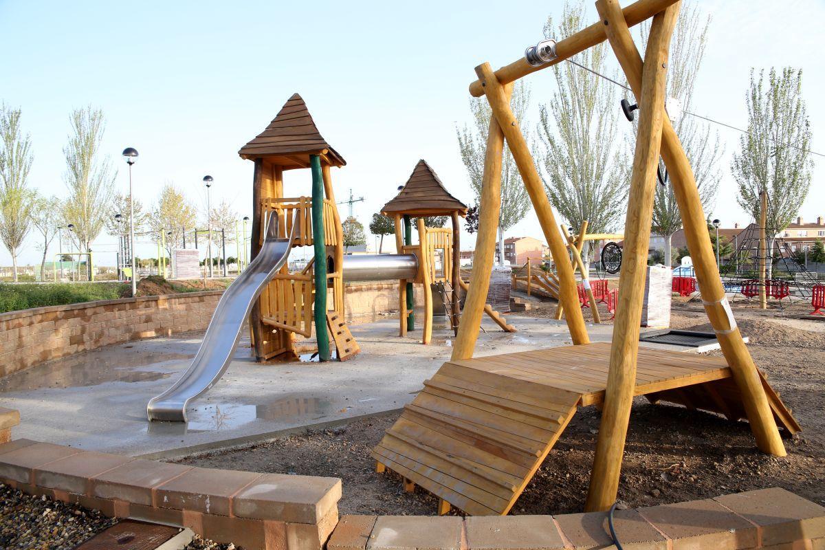 El parque de aventura en la plaza de Las Tres Alturas es una de las nuevas zonas de juego de El Burgo de Ebro.