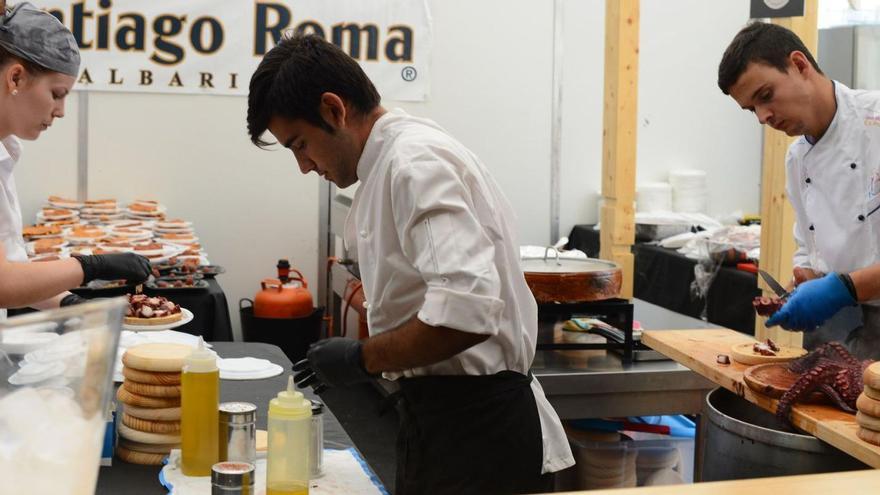 La cocina de uno de los locales participantes en una de las últimas ediciones de la Festa do Polbo de Bueu.