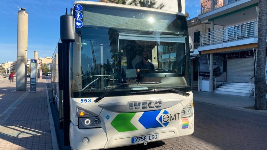 Archivo - Un autobus de la EMT en una zona turística de Palma.