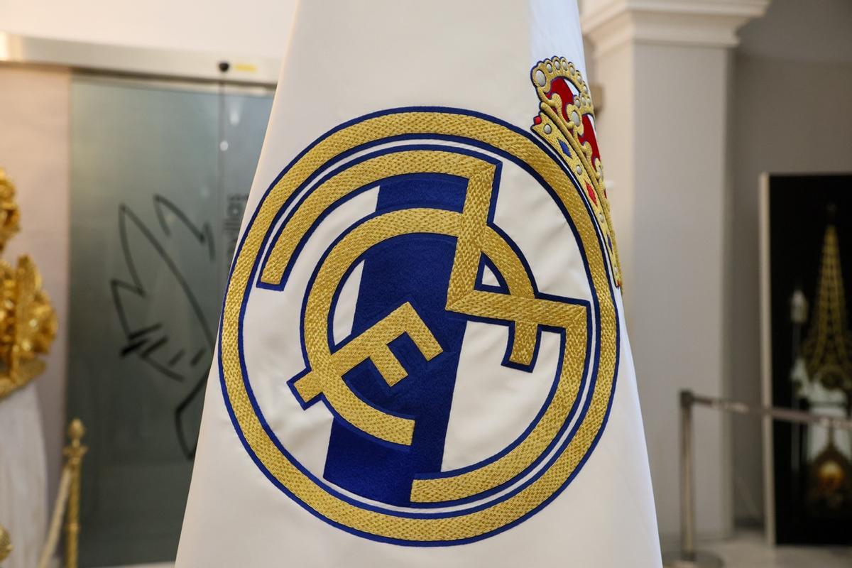 Detalle del escudo bordado en la bandera.