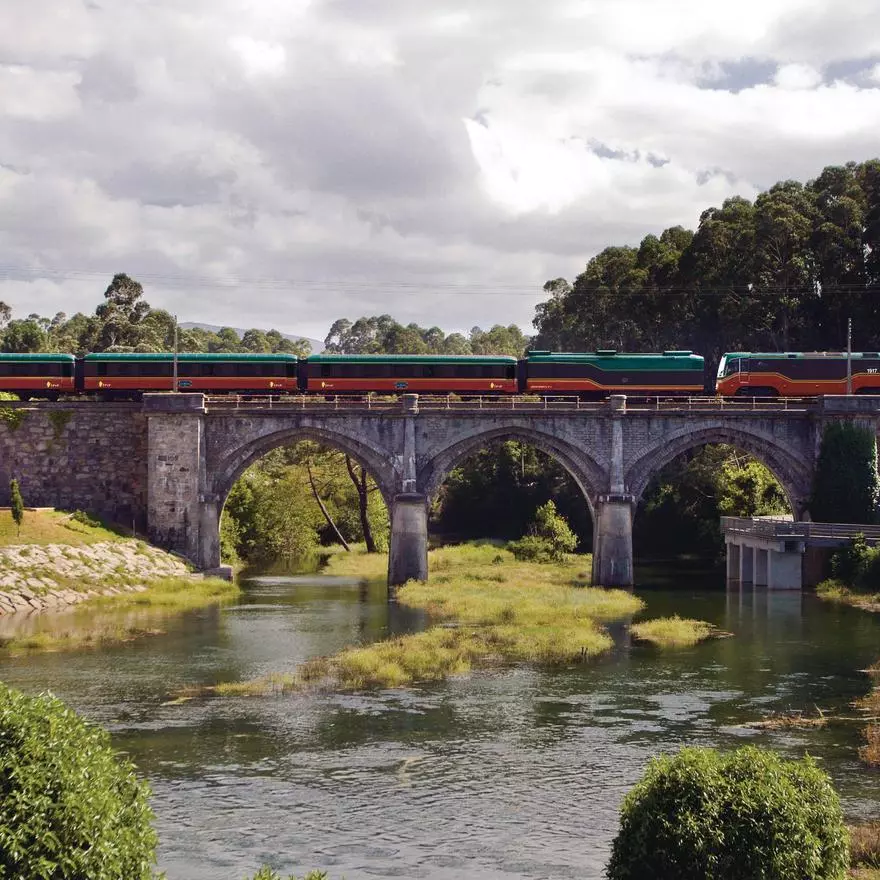 Un viaje ferroviario entre paisajes del Camino de Santiago