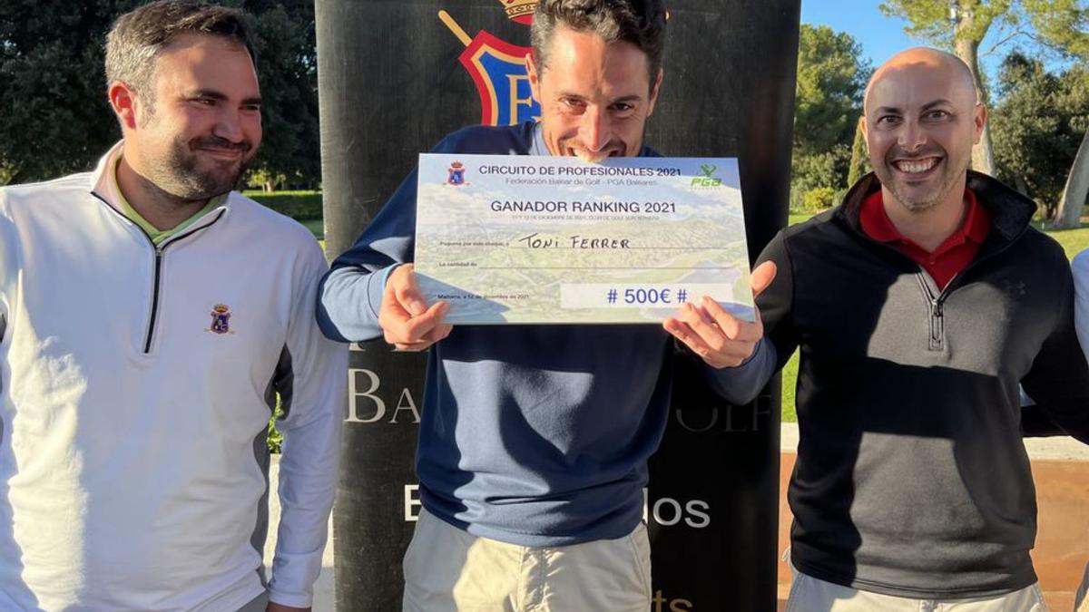 toni Ferrer, con el cheque al ganador de la Orden de Mérito | FBG