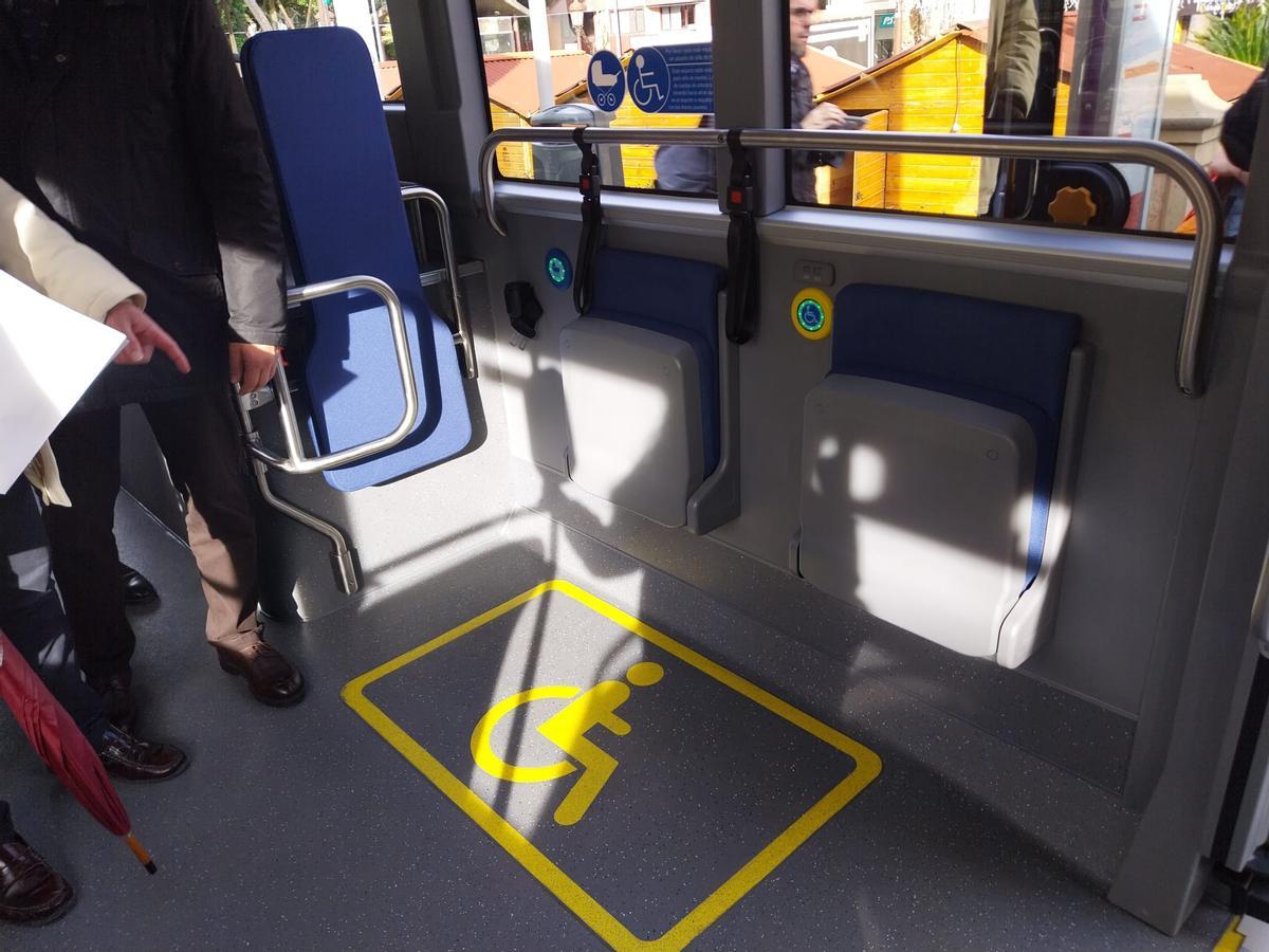 Espacio para personas de movilidad reducida en uno de los tranvibuses.