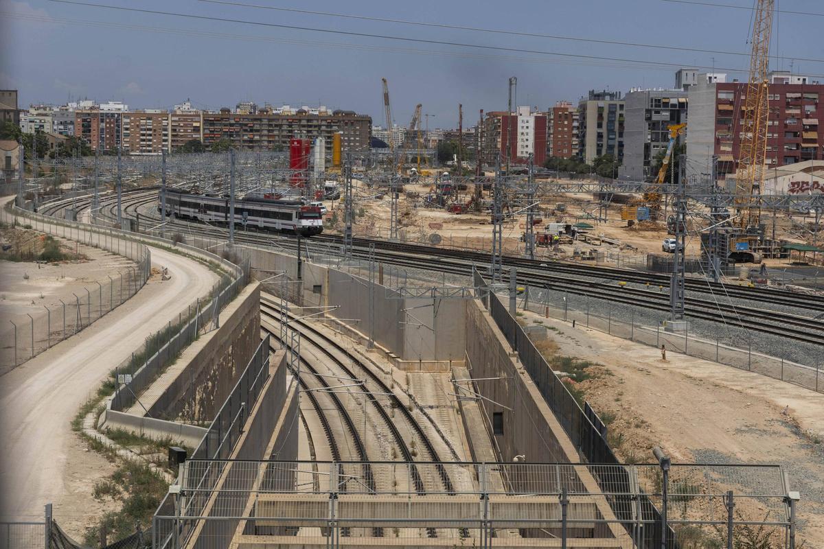 Obras de soterramiento de las vías en lo que luego será el bulevar García Lorca.