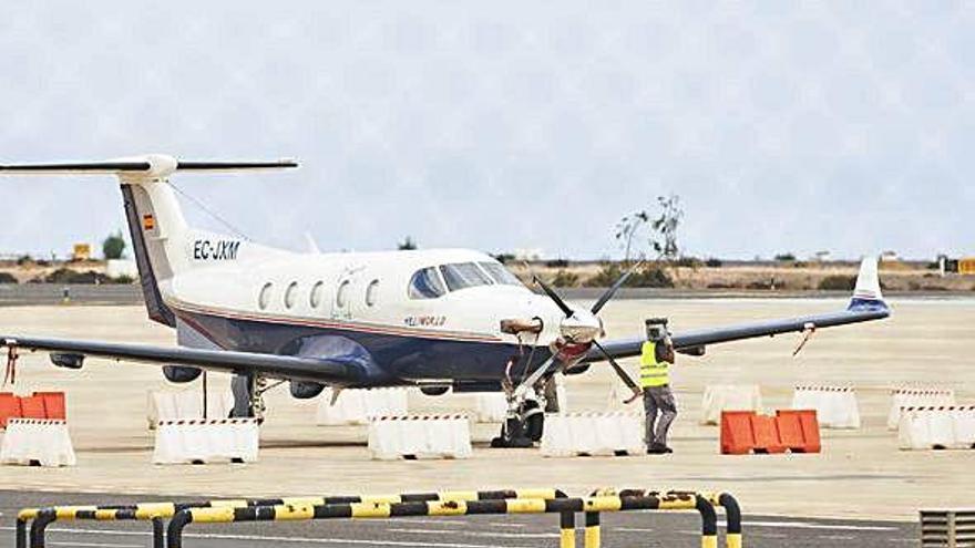 Imagen del avión en el aeropuerto de Fuerteventura que fue interceptado con cocaína a bordo.