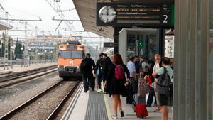 Un tren sortint de lestació de Girona, en una imatge darxiu.