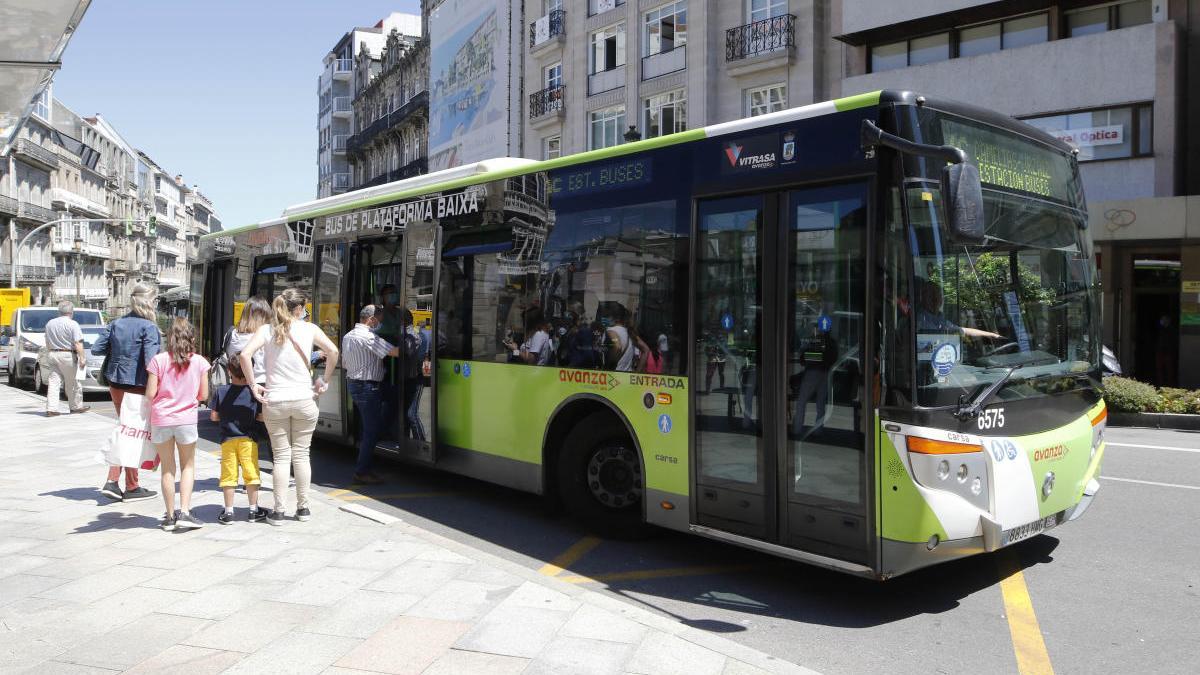 Un autobús de Vitrasa en la parada de la farola de Urzáiz. // Alba Villar