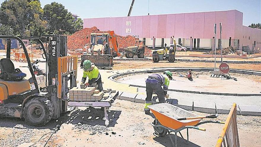 Ultiman la rotonda de acceso al súper de la Gran Avenida