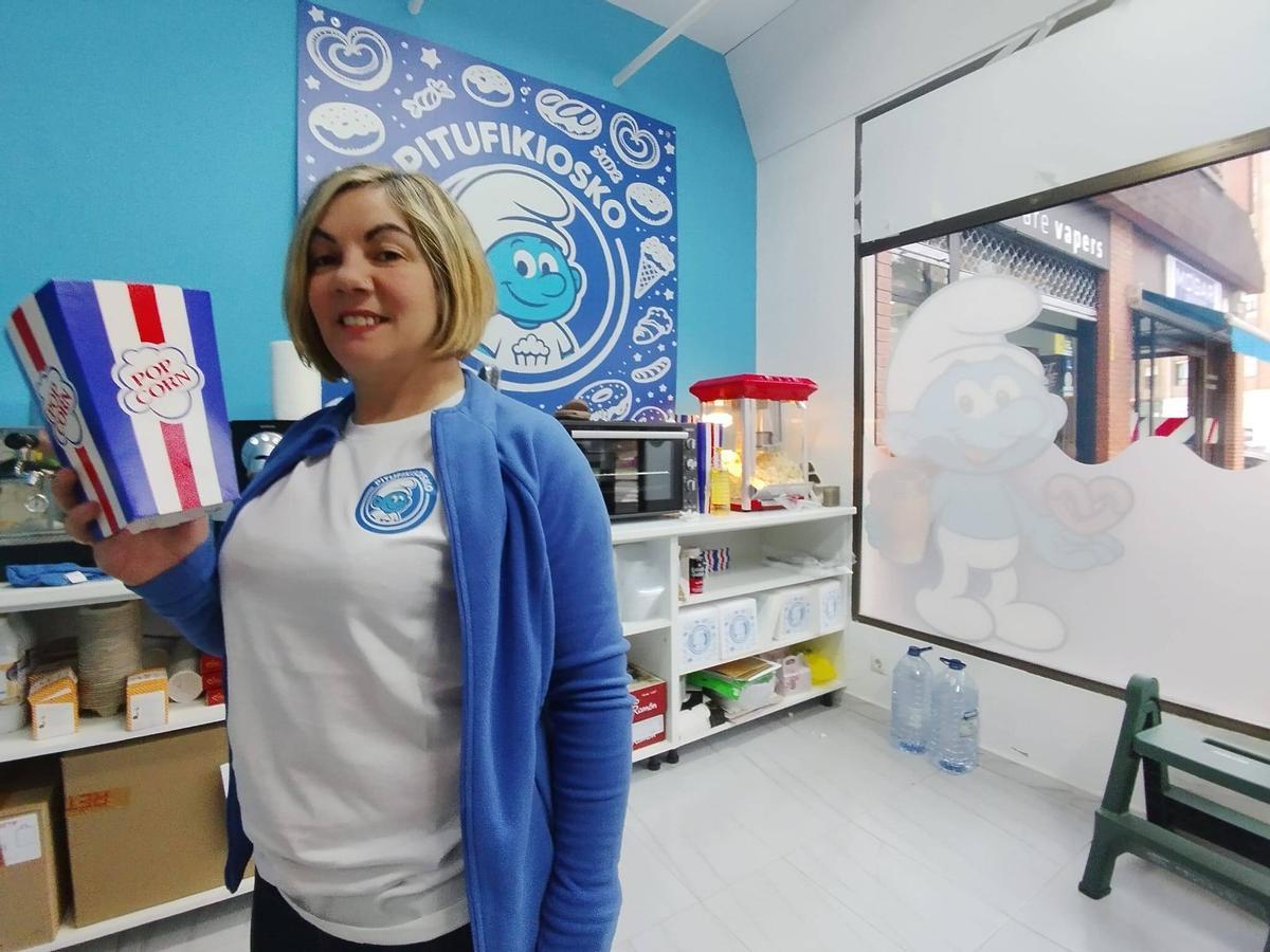 Ana Castañón en su negocio.