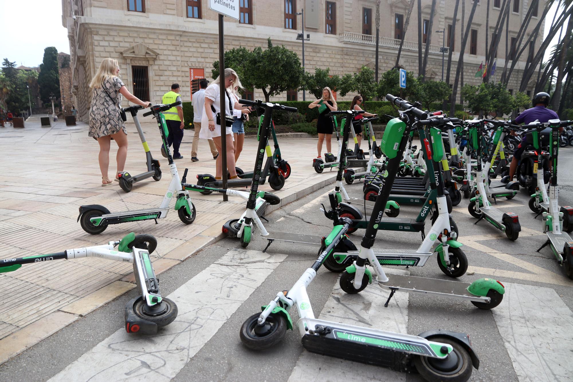 La grúa de Málaga ya se lleva los patinetes y bicicletas mal aparcados