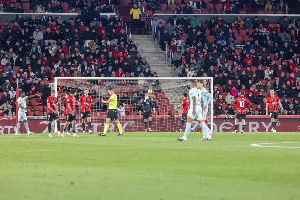 Los jugadores del Mallorca, cabizbajos tras encajar el segundo gol del Betis.