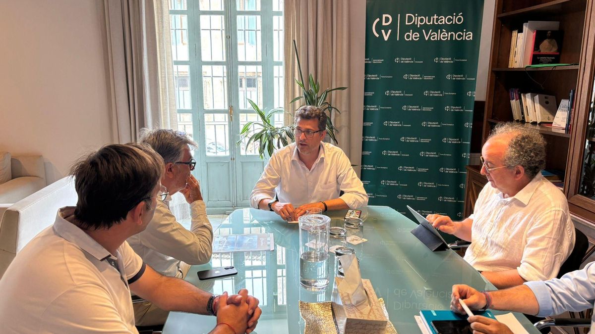 Adsuara con el alcalde de Venta del Moro Luis Francisco López.