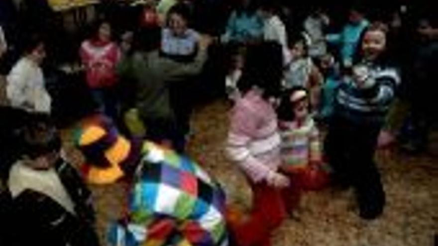 Los pequeños de Las Trescientas y Santa Lucía viven su fiesta navideña con juegos y payasos