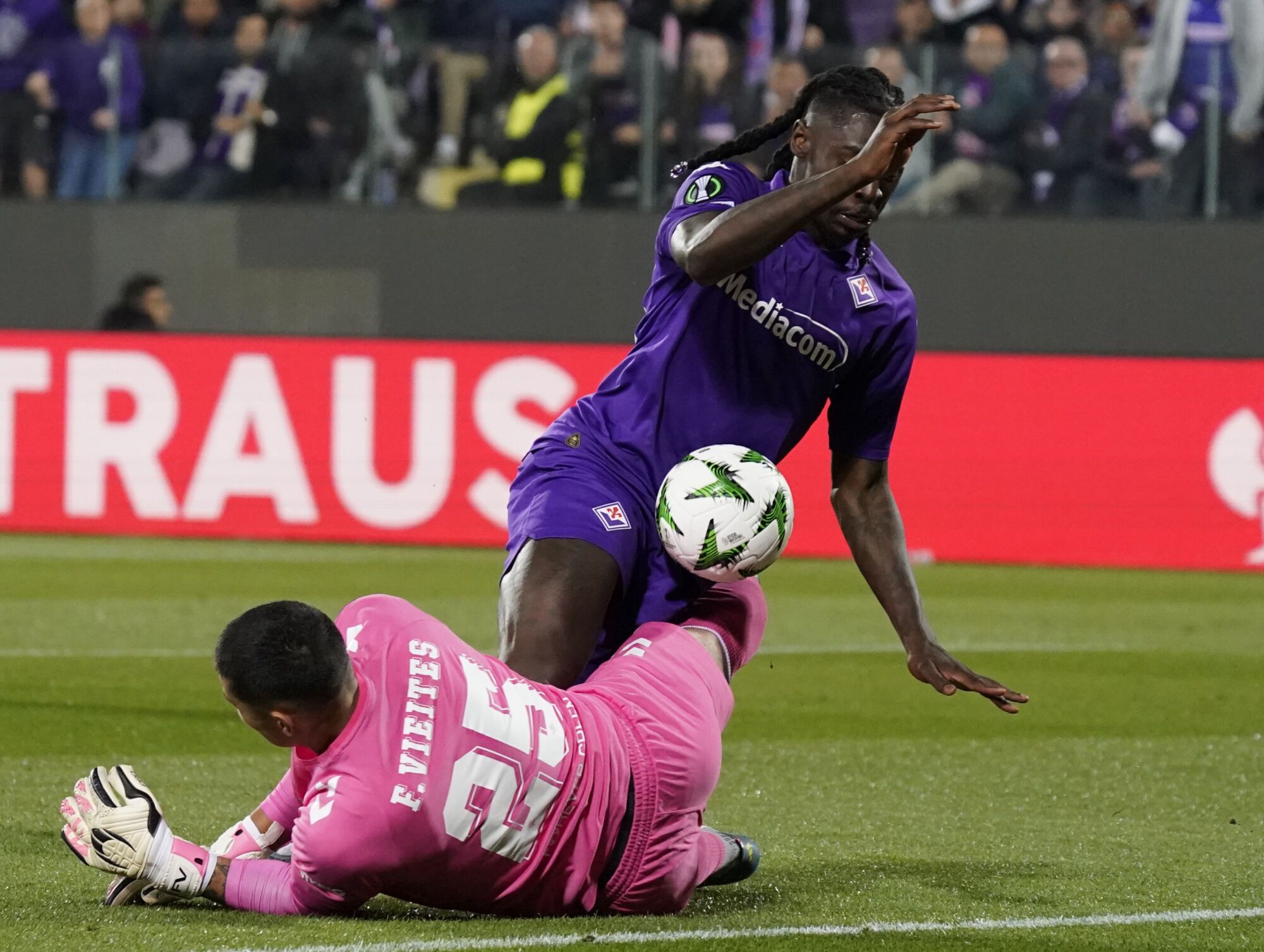 Fiorentina’s Moise Kean fight for the ball with Betis’ goalkeeper Fran Vieites during the UEFA Conference League soccer match between Fiorentina and Betis at Artemio Franchi stadium in Florence, Italy - Thursday, May 08, 2025. (Photo by Marco Bucco/LaPresse )