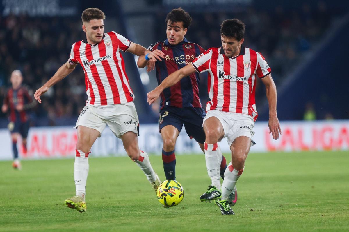 Vivian y Robert Navarro roban una pelota en el Levante - Athletic