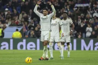 El VAR regala al Real Madrid una remontada ante el colista Almería