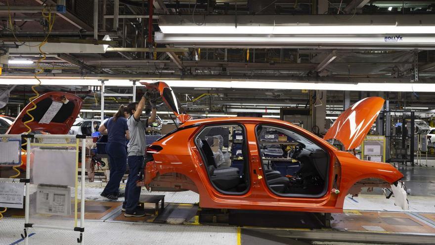 Varios trabajadores en una línea de producción de la planta automovilística de Stellantis en Figueruelas. | JAIME GALINDO