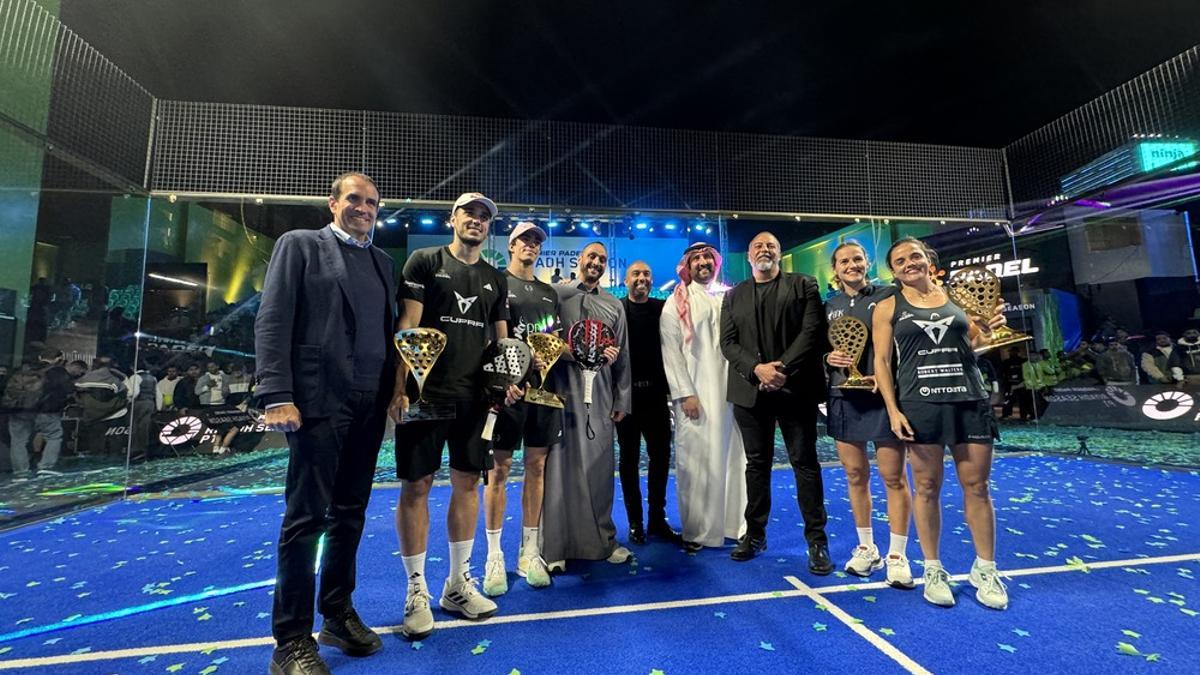 Los campeones del Riyad Seasson P1 con sus trofeos