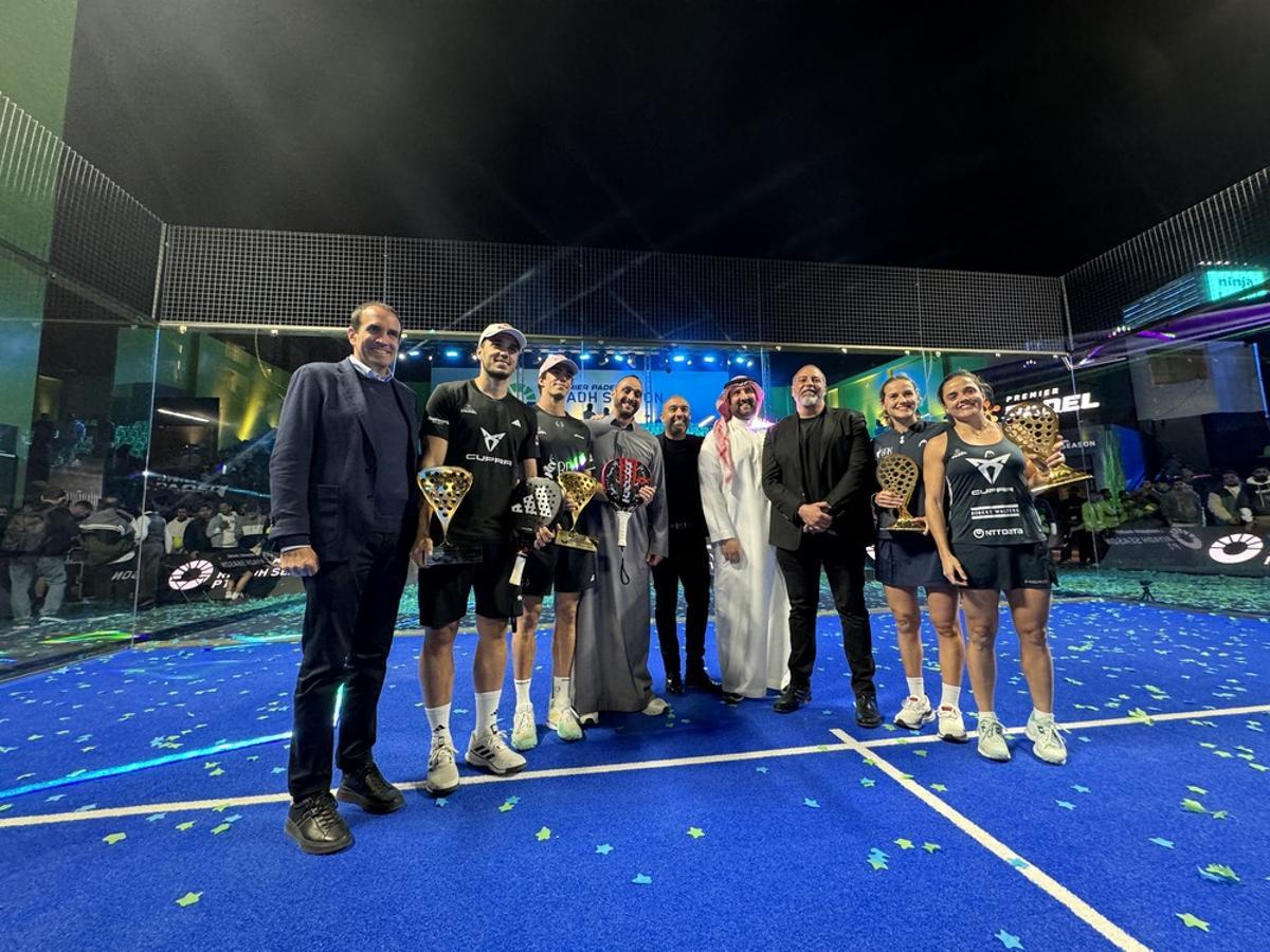 Los campeones del Riyad Seasson P1 con sus trofeos