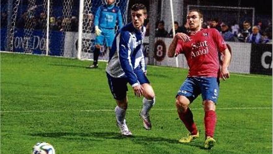 Rojas allunya la pilota en una acció defensiva del partit de dissabte passat contra l&#039;Espanyol B.