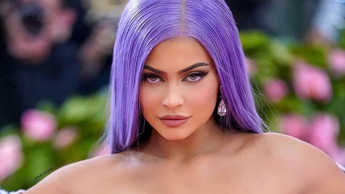 Kylie Jenner en plan Morticia Sirenita en la Gala Met