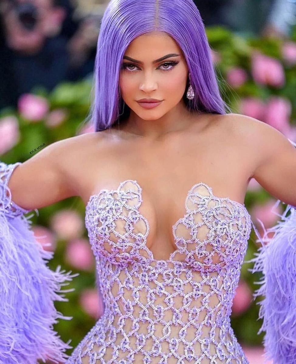 Kylie Jenner en plan Morticia Sirenita en la Gala Met