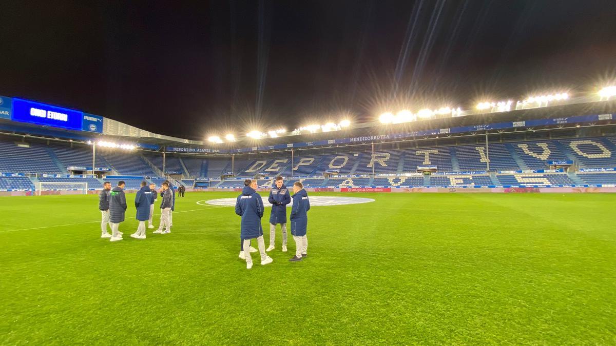 Los jugadores del Levante UD pisan el césped de Mendizorroza antes del partido