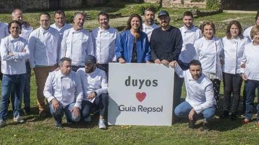 Veinticinco restaurantes gallegos reconocidos con &quot;Soles Repsol&quot; estrenan chaquetilla de diseño