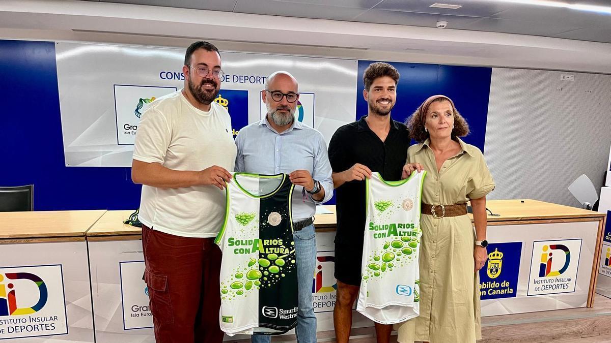 De izquierda a derecha: Rodrigo García, Aridany Romero, Óscar Alvarado y Mónica Santana, en la presentación del acto.