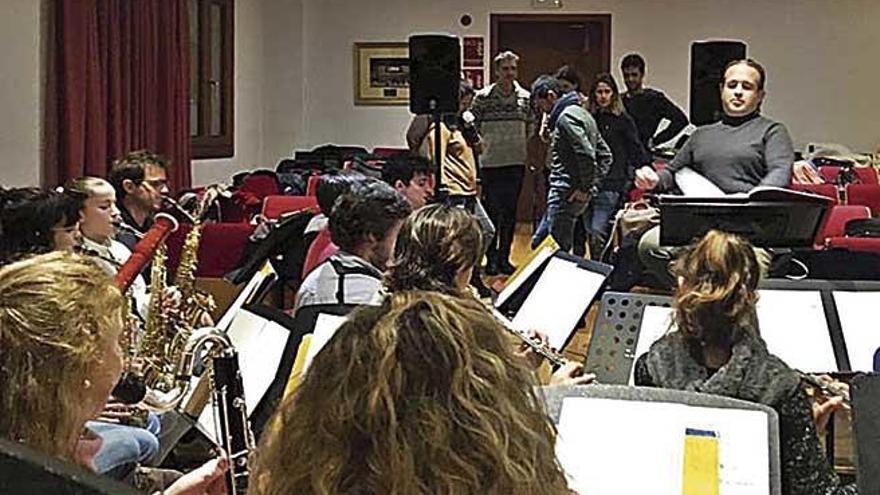 Los mÃºsicos de la Banda con Cap Pela, en un ensayo.