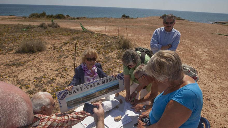 Bandera azul para la playa que lucha por evitar las casas