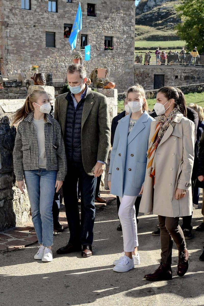 La princesa Leonor, la infanta Sofía y los reyes en su visita al pueblo asturiano de Santa María del Puerto de Somiedo