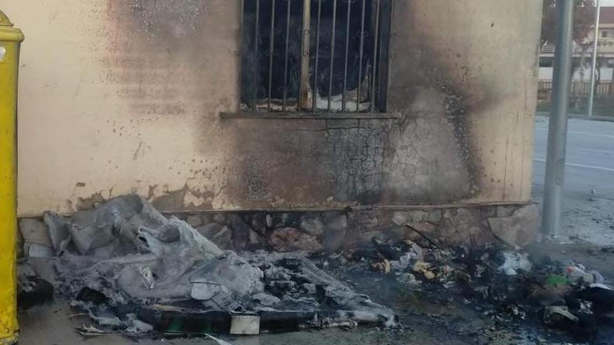 Contenedores reducidos a cenizas por la acción de los vándalos en Morales del Vino.
