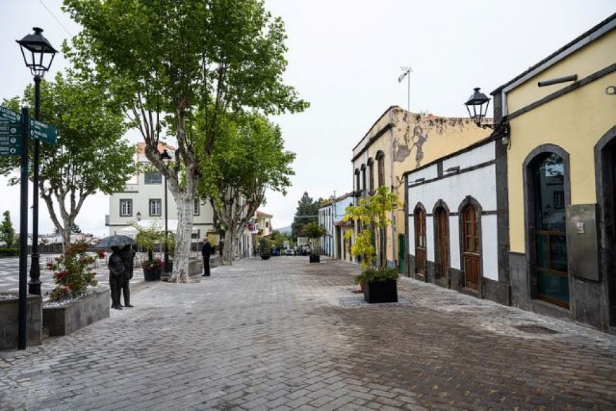 Vista de la casa en desuso que será rehabilitada, situada frente a la iglesia de Valleseco.