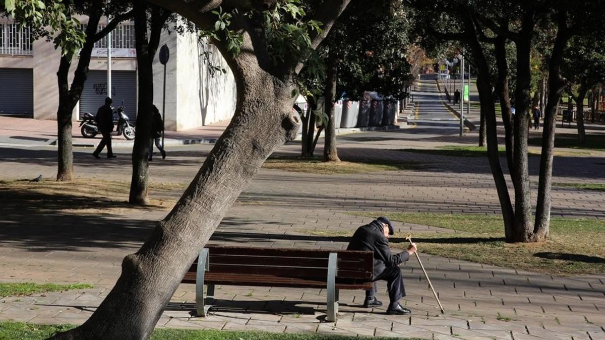 Pensionista sentado en un banco de Barcelona.