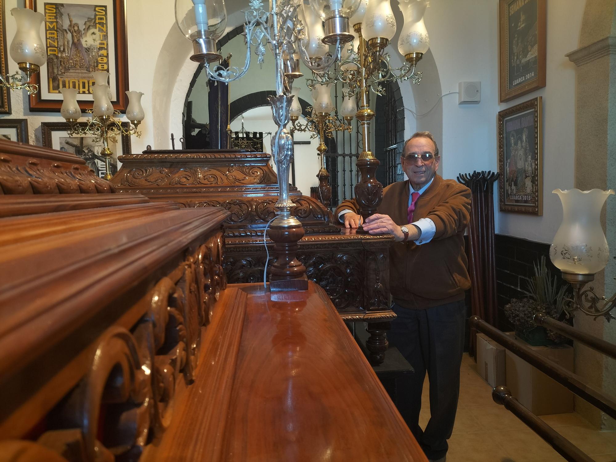 Estos son los preparativos de la Semana Santa de Luarca: limpieza de tronos, preparación de túnicas y cambios de atuendo para el Nazareno, San Juan y la Verónica