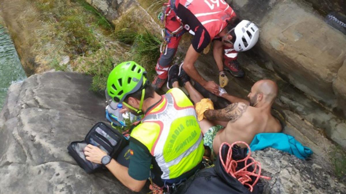 Rescate de un bañista que sufrió una caída contra una roca en las pozas del barranco de Triste (Las Peñas de Riglos). | GUARDIA CIVIL