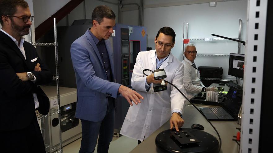 El presidente del Gobierno de España, Pedro Sánchez, durante la visita la sede de Clue Technologies, a 12 de febrero de 2023 en Málaga (Andalucía, España).