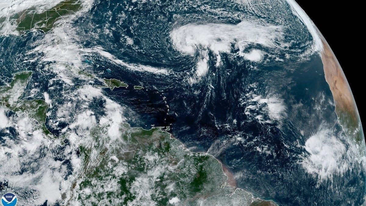 La tormenta Epsilon a punto de convertirse en huracán rumbo a Bermudas