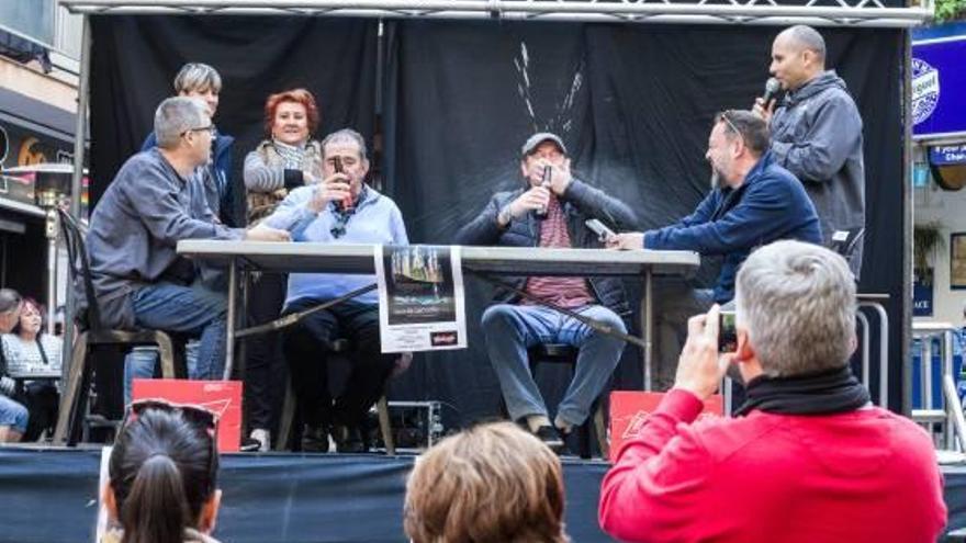 Dos de los participantes del concurso de bebedores de cerveza de la fiesta de la «carxofa» en plena competición.