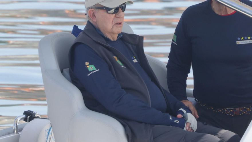 El rey Juan Carlos y Pedro Campos en la lancha "Cristina" a 22 de junio de 2025, antes de abandonar Sanxenxo tras seis días en nuestro país