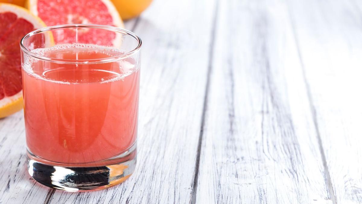 Zumo de pomelo: La bebida matutina que podría revolucionar tu salud.