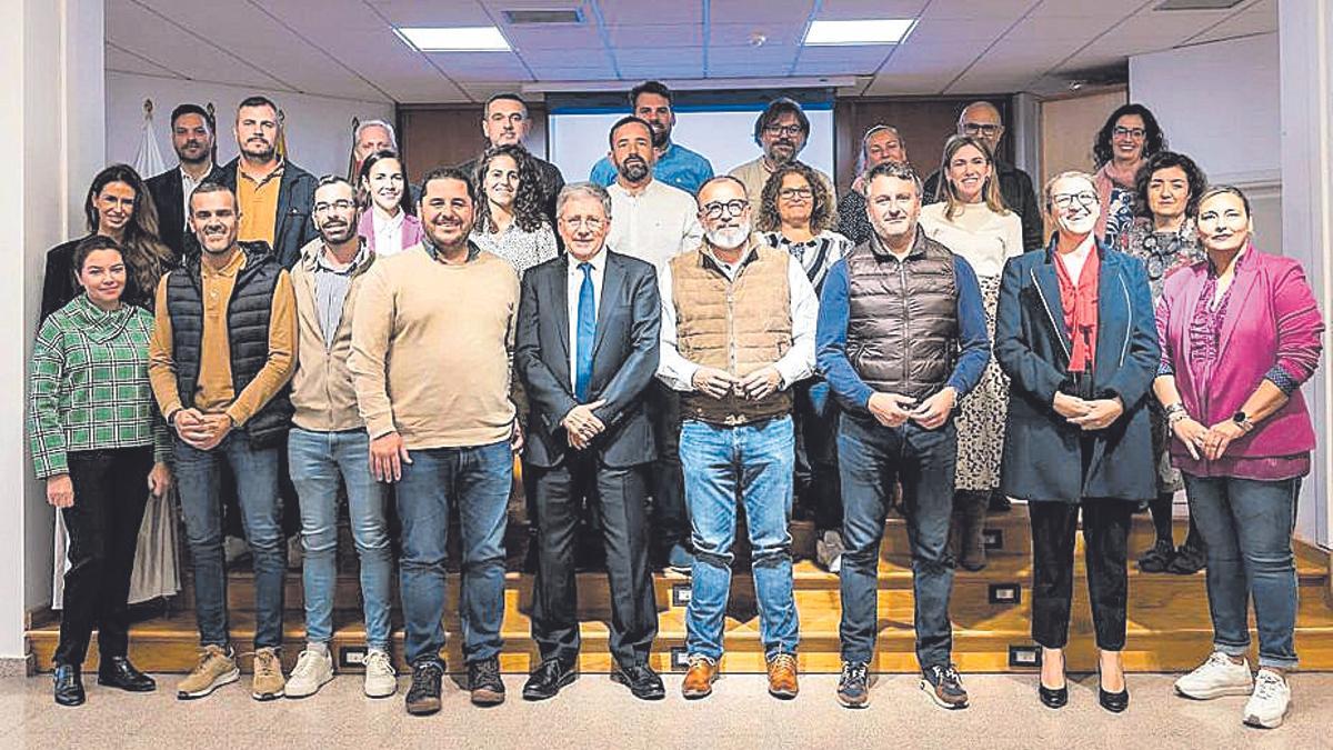 El equipo de redacción  del Plan General Urbanístico, con el alcalde y ediles.