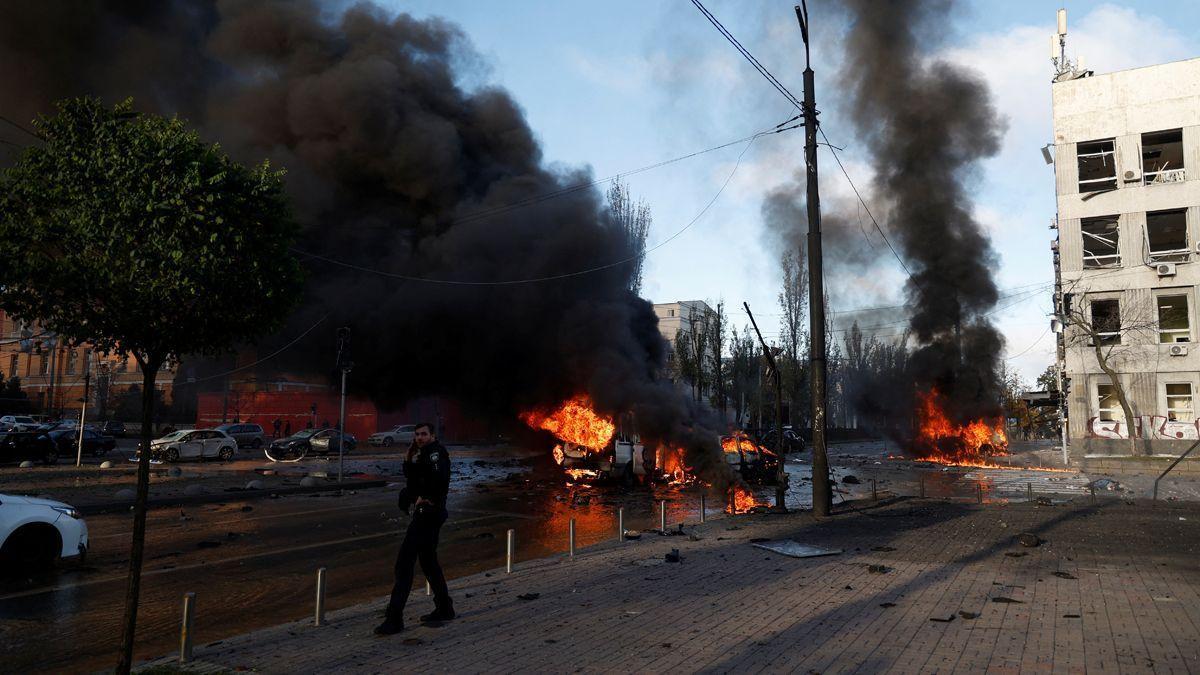 Cotxes en flames després d&#039;un atac rus amb míssils a Kíev