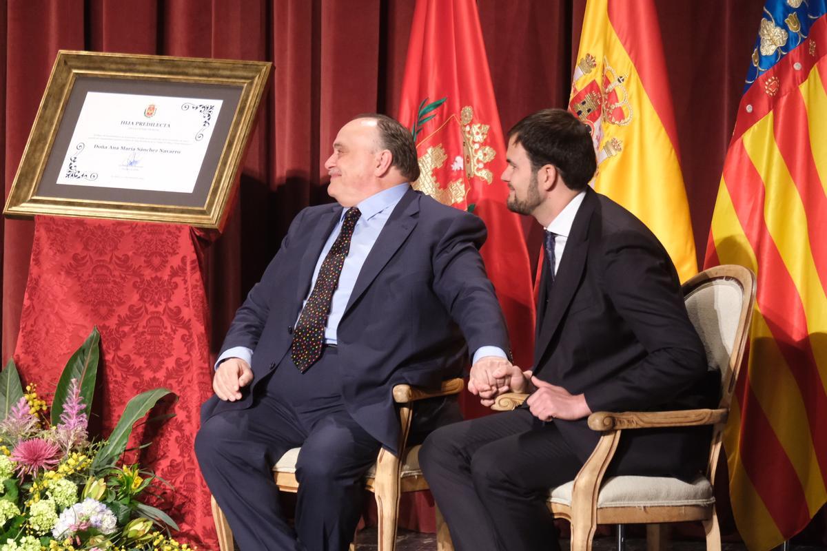 José Rubio y Miguel Ángel Rubio emocionados escuchando al alcalde Rubén Alfaro elogiar a Ana María Sánchez.