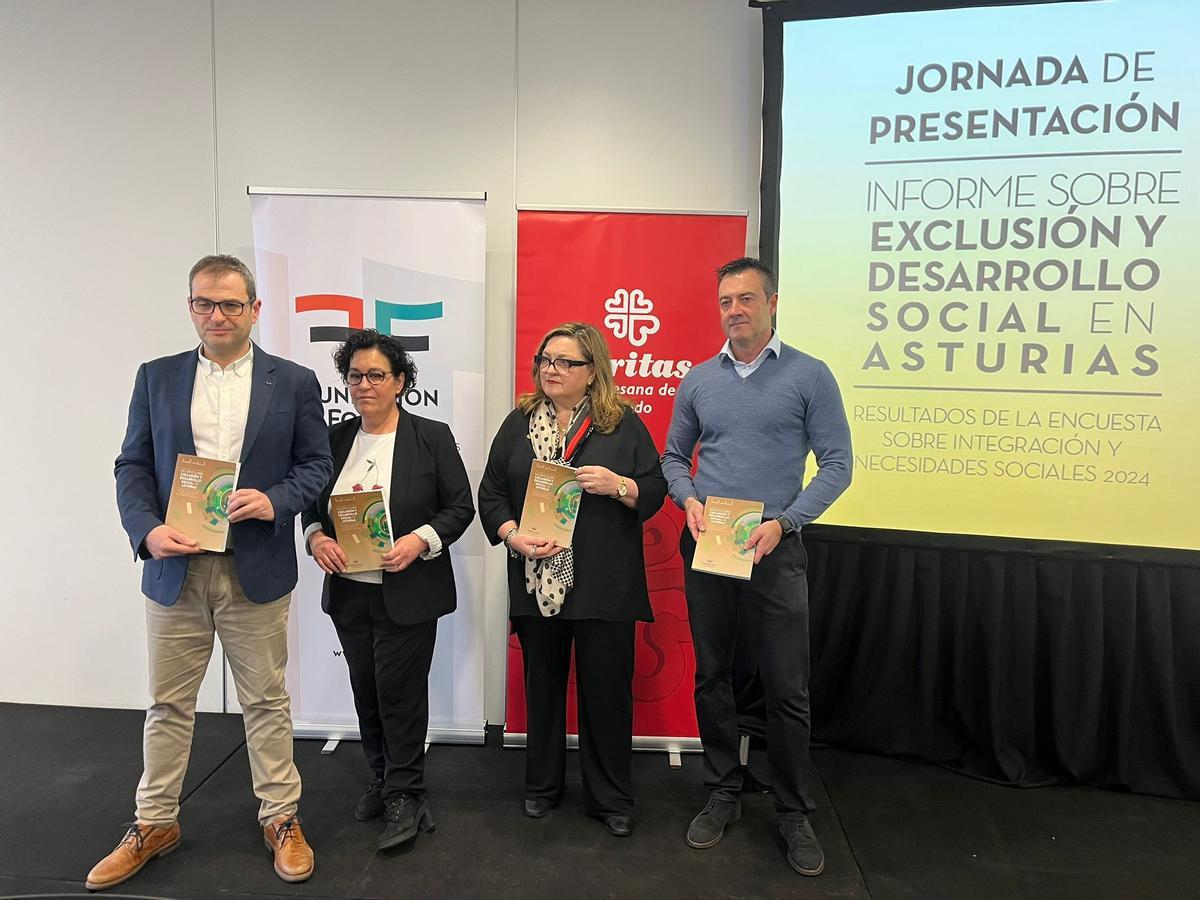 Por la izquierda, Raúl Flores, secretario técnico de la Fundación Foessa; Pilar Díaz, responsable del Servicio de Estudios y Análisis de Cáritas Diocesana de Oviedo; Elsa Suárez, directoria de Cáritas Diocesana de Oviedo, y José Antonio Prieto Saborit, decano de la Fundación Padre Ossó.