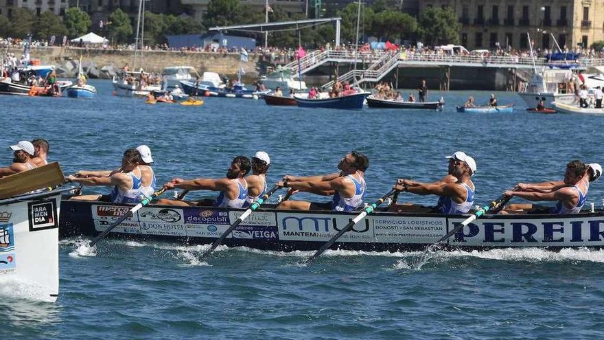 La trainera de Tirán, durante la regata de la Bandera de La Concha. // Juanjo Aygües / Diario Vasco